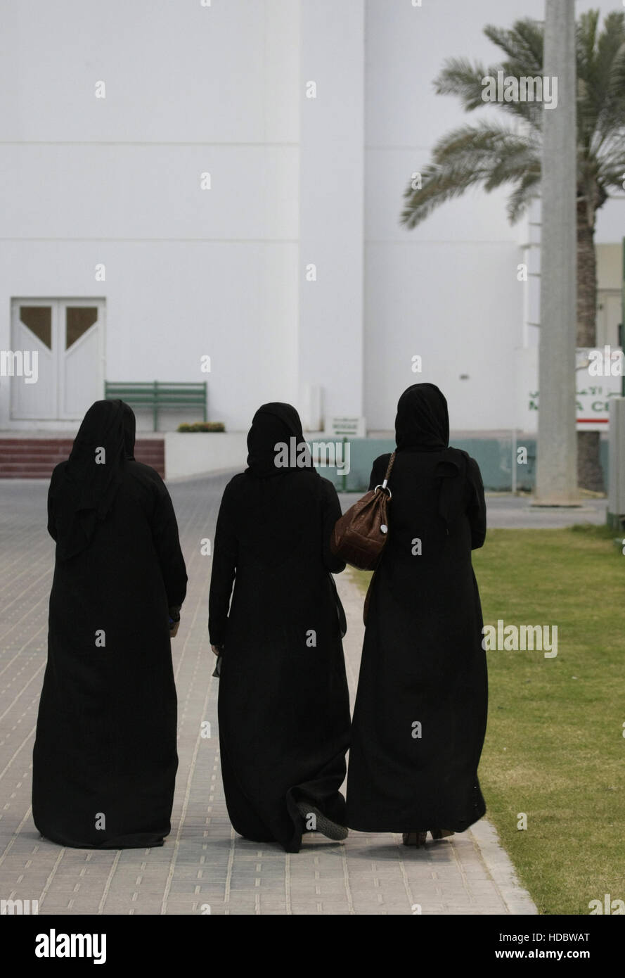 Tre donne arabe da dietro in tipico abbigliamento, Doha, Qatar, Medio  Oriente Foto stock - Alamy