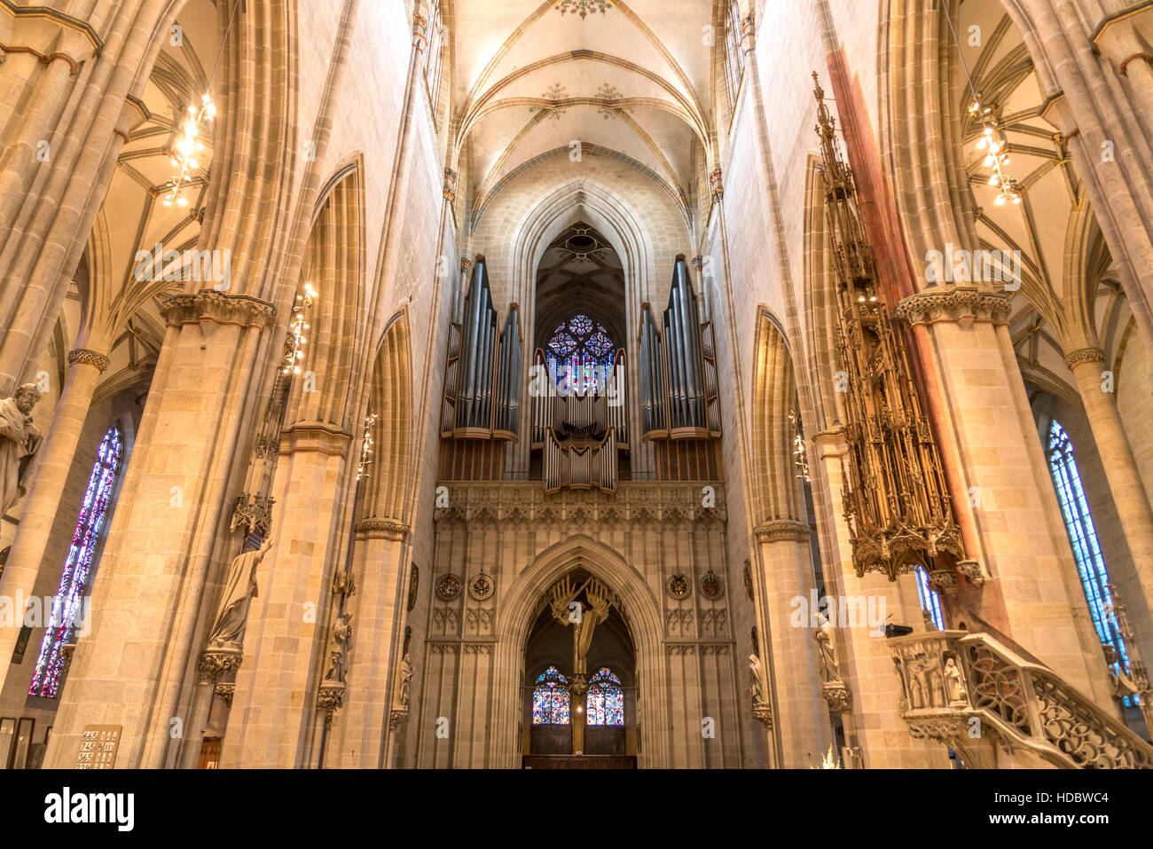 Interni e pergamo di Ulm Minster, Ulm, Baden-Württemberg, Germania Foto Stock