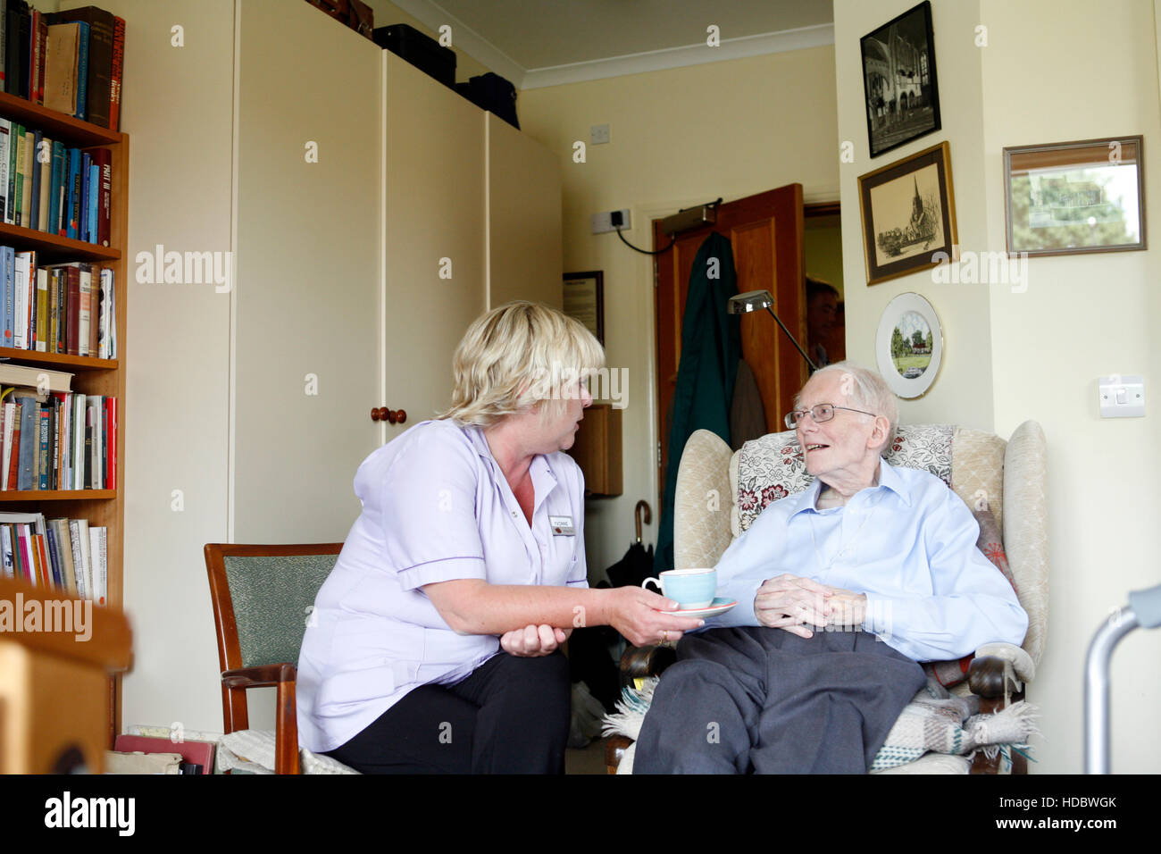 Lavoratore di cura di Yvonne con JRHT resident John Cockerton. Foto Stock