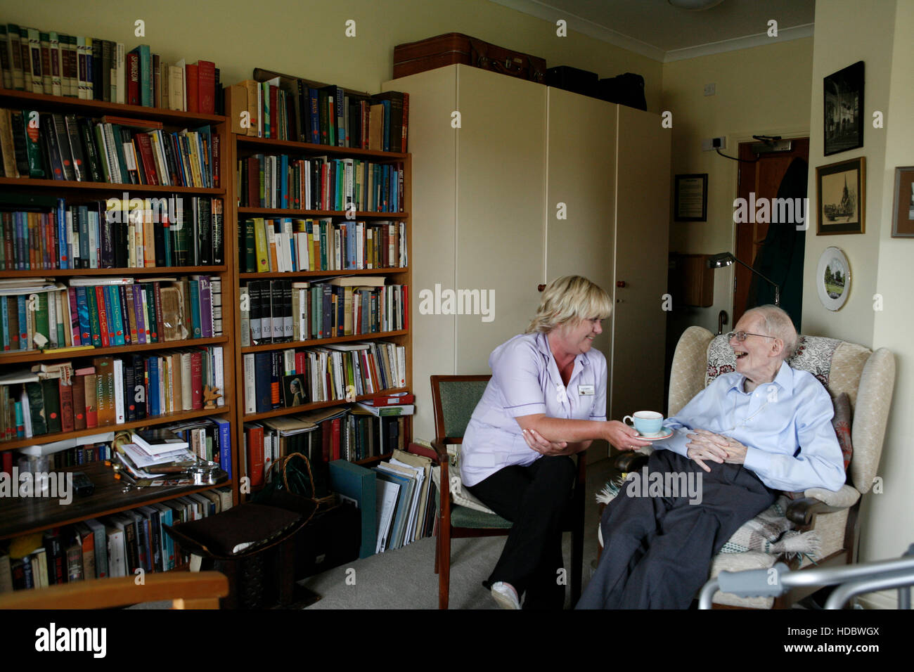 La cura sociale lavoratore Yvonne con JRHT resident John Cockerton. Foto Stock