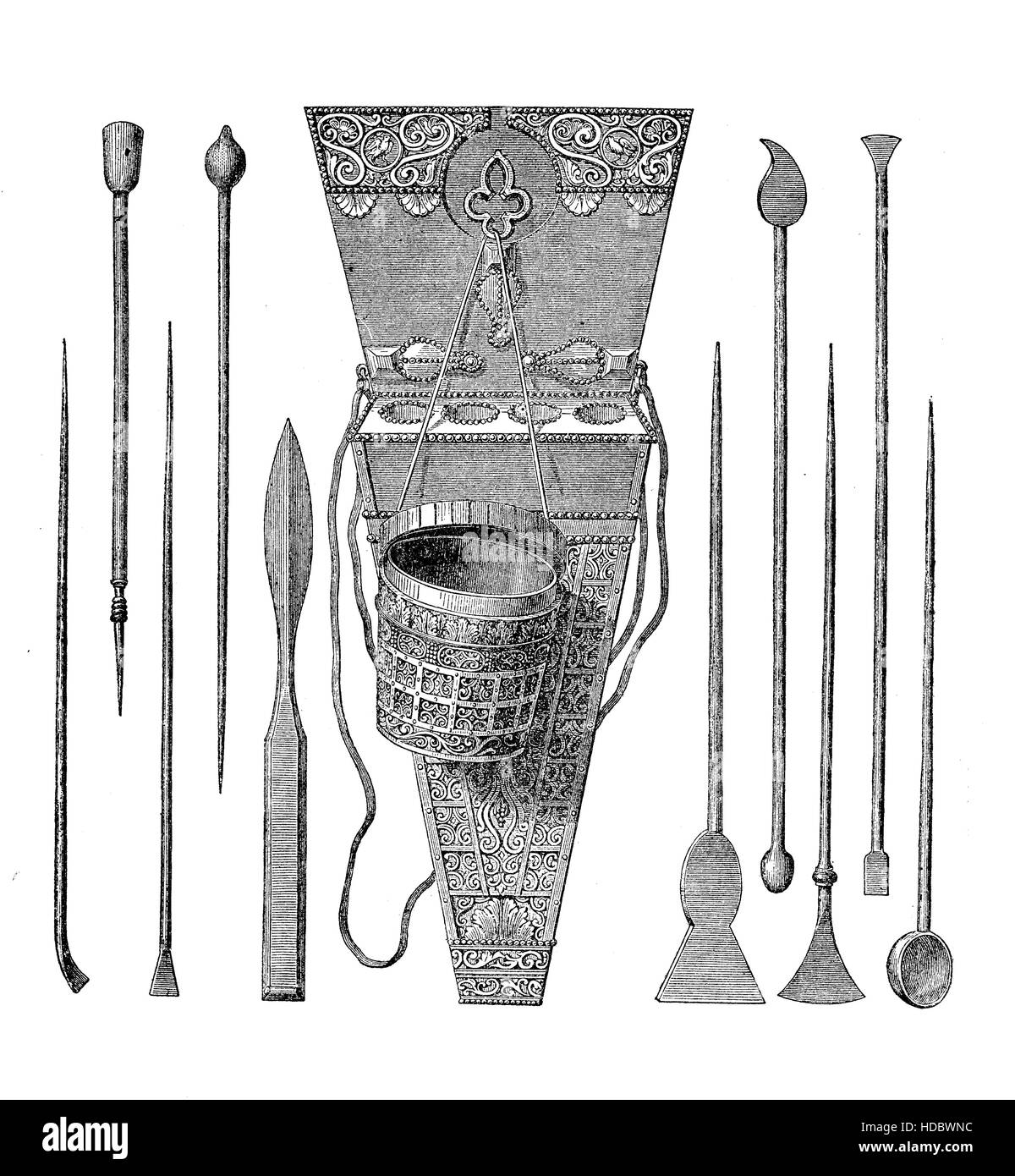 Antico romano decorate set scrittura: ink pot e molti stilo di ferro, strumenti di punta di forme diverse Foto Stock