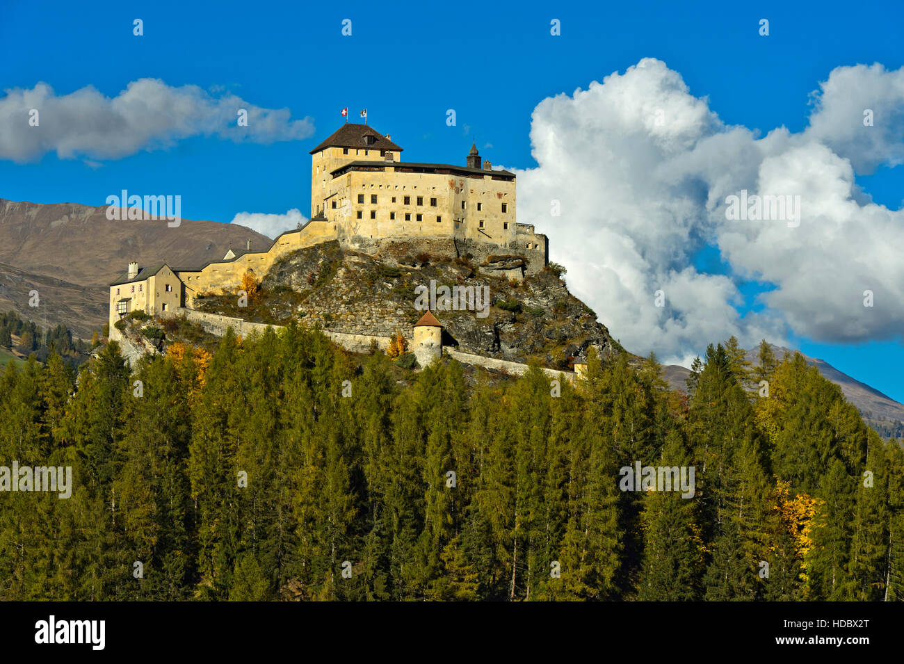Il castello di Tarasp, Tarasp, Bassa Engadina, Grigioni, Grigioni, Svizzera Foto Stock