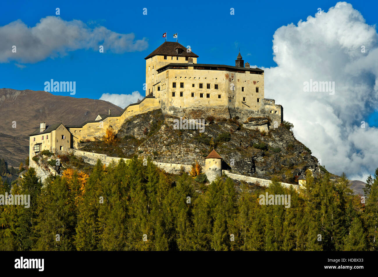 Il castello di Tarasp, Tarasp, Bassa Engadina, Grigioni, Grigioni, Svizzera Foto Stock