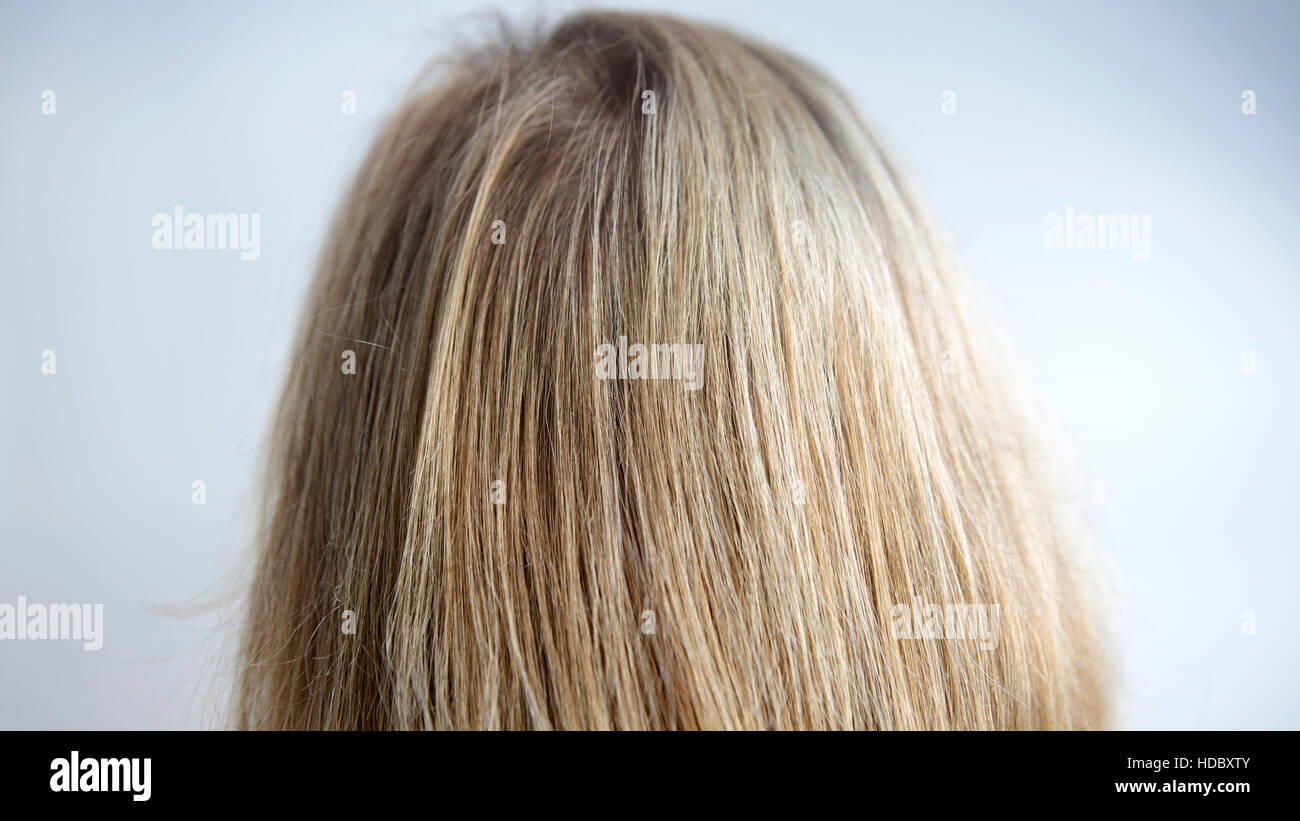Primo piano della parte posteriore della testa con lunghi Shiny capelli biondi Foto Stock