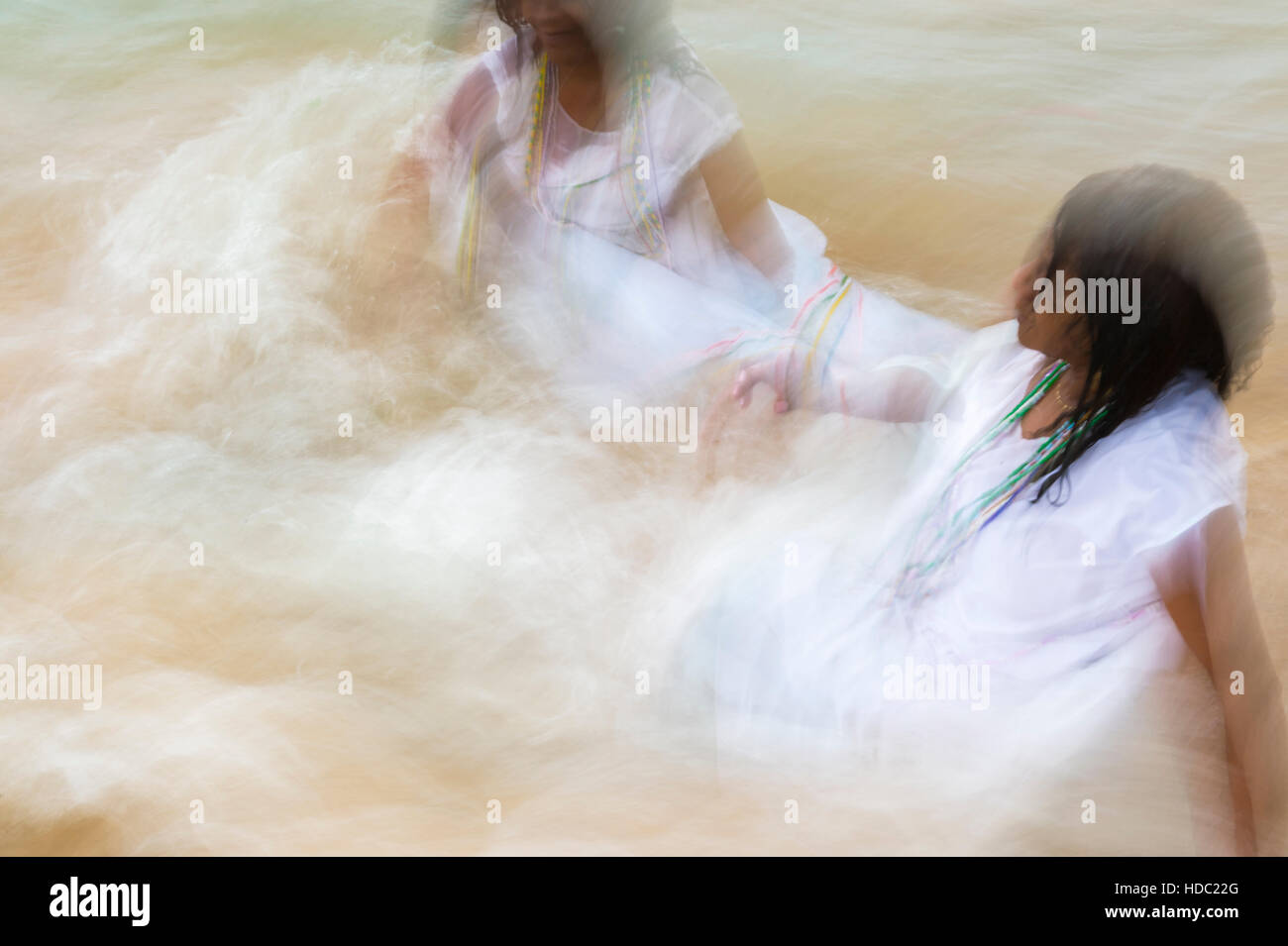 Adoratori seduta in motion blur in mare presso il Festival di Yemanja in Salvador de Bahia, Brasile, Foto Stock