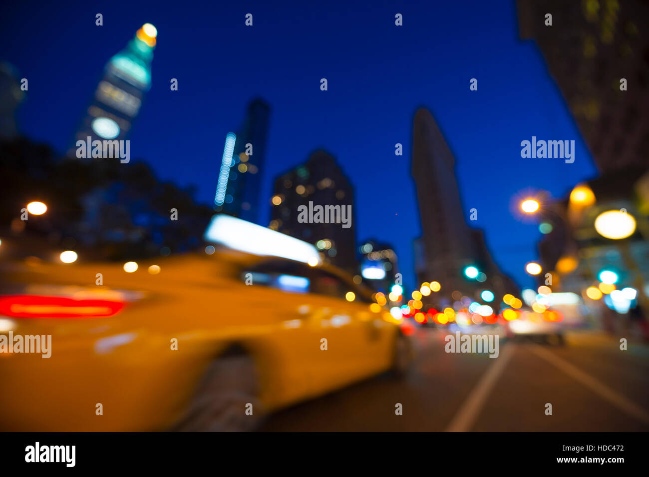 Sfocatura sfocatura movimento vista di giallo taxi guida attraverso le strade della città al tramonto nella città di New York, Stati Uniti d'America Foto Stock