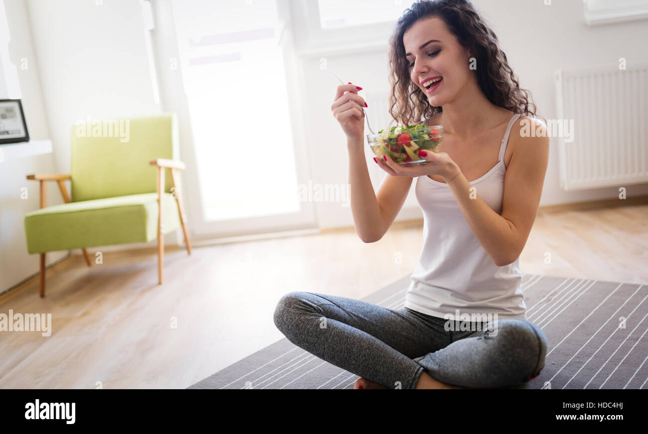 Bella donna mangiare sano fresca insalata di organico Foto Stock