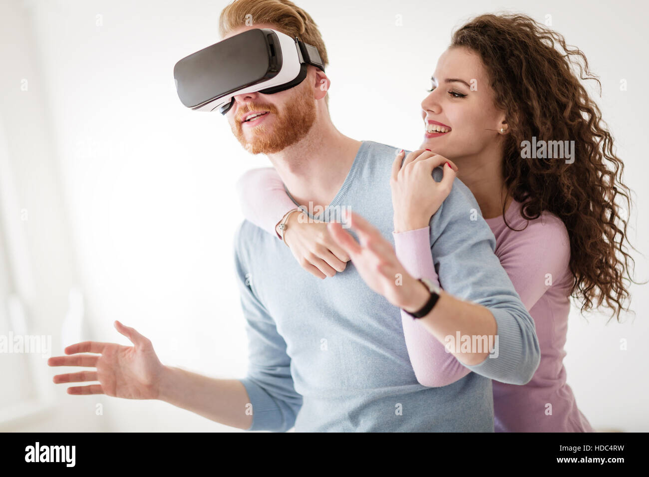 Giovane divertendosi con la realtà virtuale Foto Stock