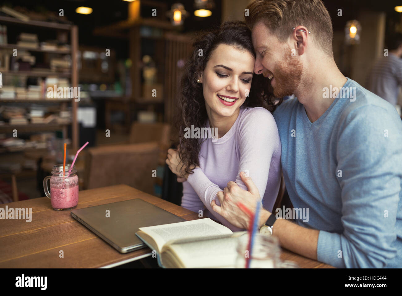Coppia romantica in amore il legame in cafe Foto Stock
