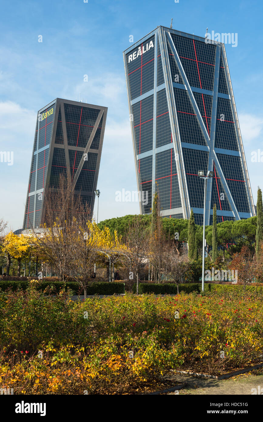 Puerta de Europa di Madrid in Spagna. Noto anche come le torri Kio (Torres Kio), Foto Stock