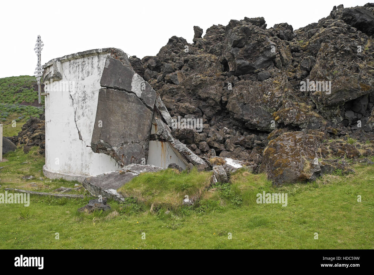 Bordo del campo lavico e distrutti cisterna di cemento causati dall'eruzione di eldfell nel 1973, heimaey, Islanda. Foto Stock