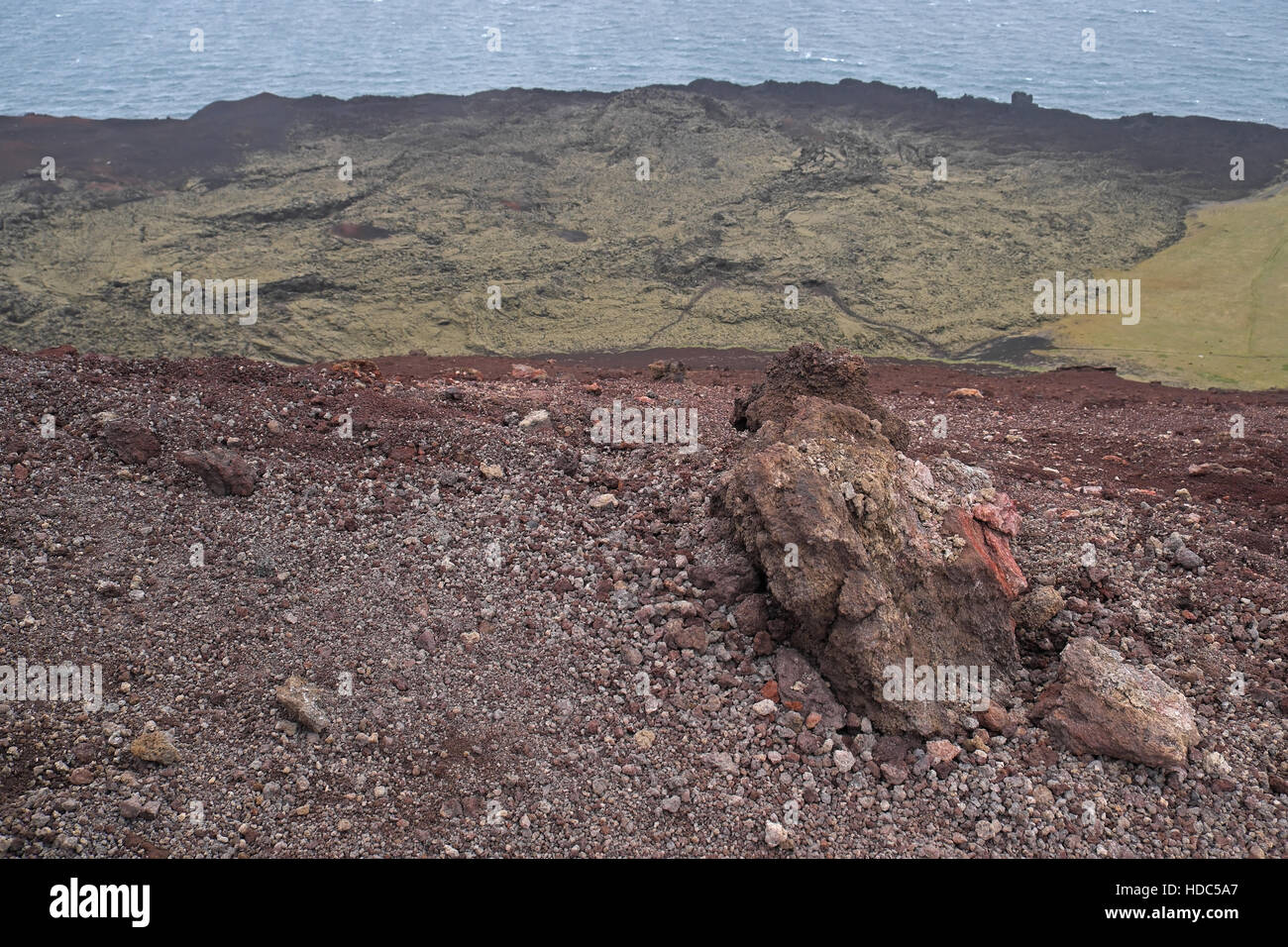 La misura del campo di lava visto oltre le rocce vulcaniche di eldfell, heimaey, vestmannaeyjar isole, sud dell'Islanda Foto Stock