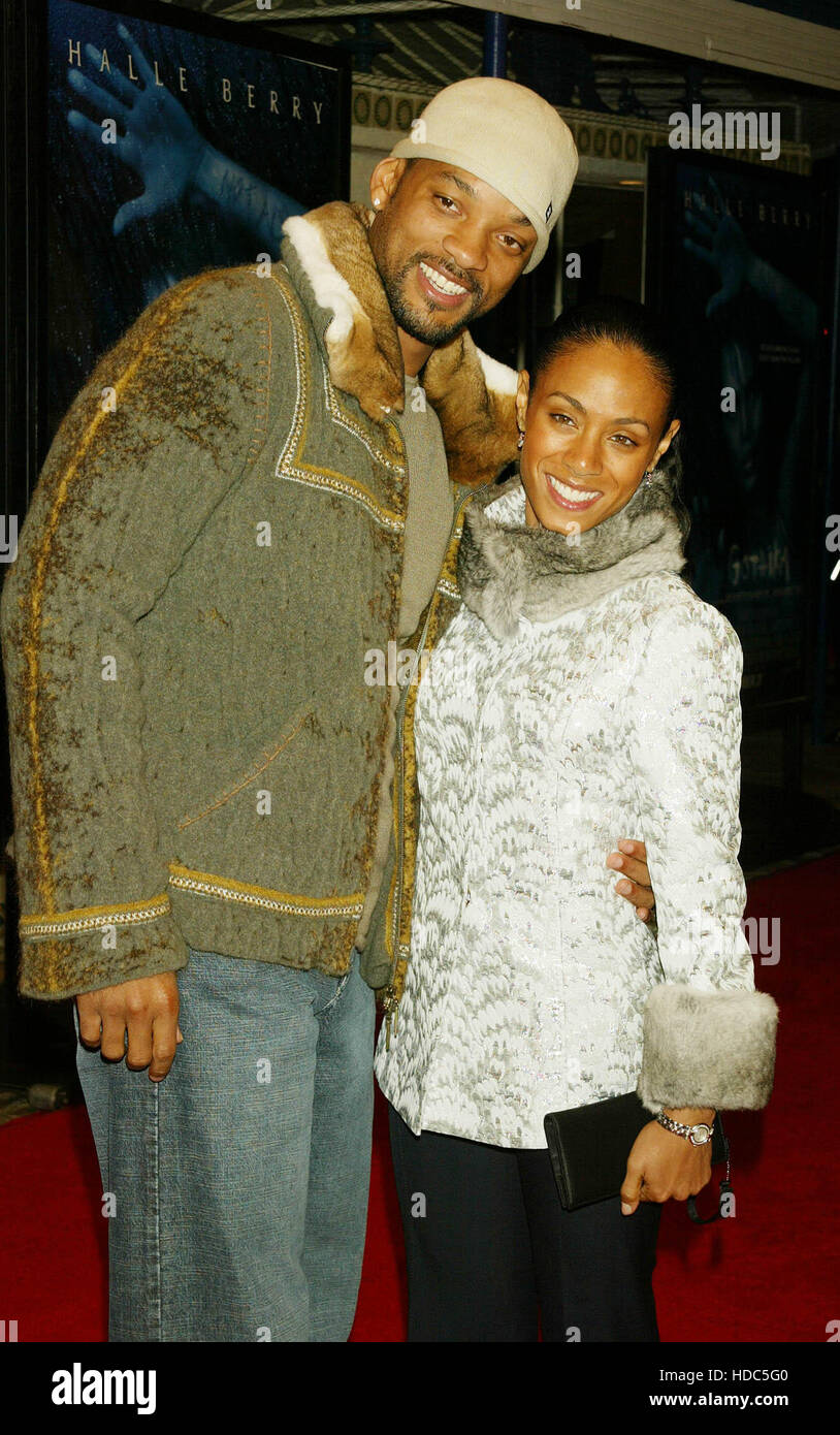 L'attore Will Smith e sua moglie, Jada Pinkett-Smith arrivano alla prima mondiale del film, Gotika , al Mann Village Theatre di Los Angeles giovedì 13 novembre 2003. Photo credit: Francis Specker Foto Stock