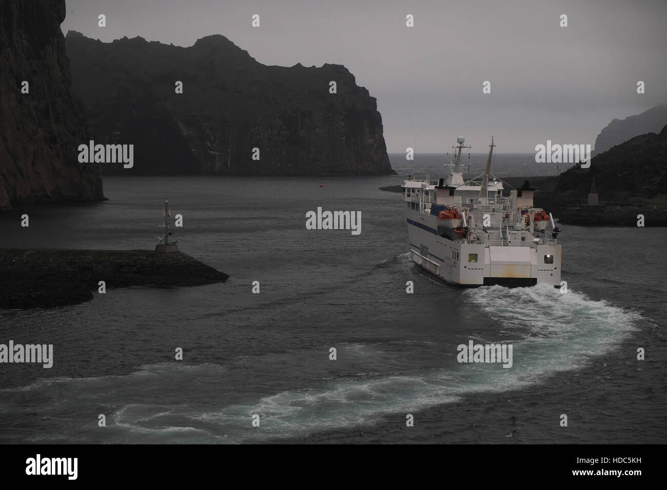 Nave che lascia il porto, heimaey, vestmannaeyjar isole, sud dell'Islanda. Foto Stock