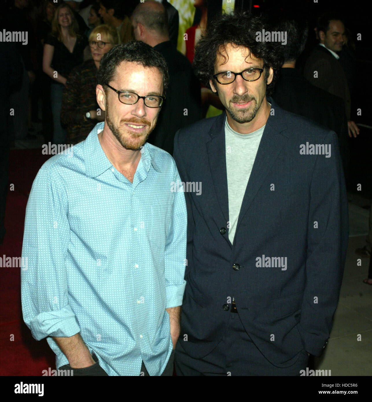 Ethan Coen, sinistra, e suo fratello Joel Coen, alla premiere mondiale di intollerabili crudeltà all'Accademia delle Arti e delle scienze cinematografiche in Beverly Hills il Martedì, 30 settembre 2003. Photo credit: Francesco Specker Foto Stock