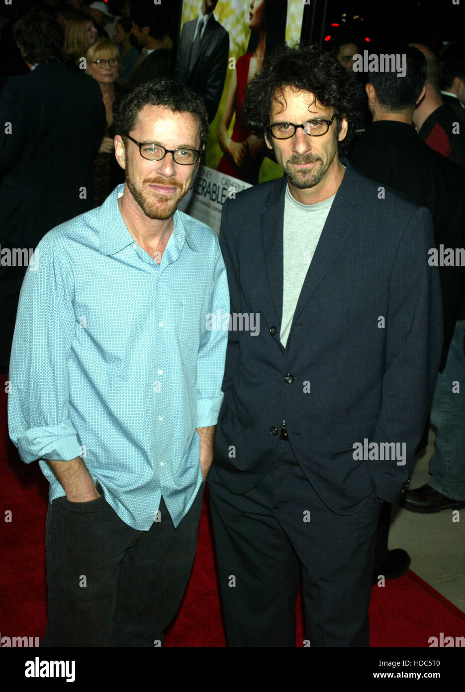 Ethan Coen, sinistra, e suo fratello Joel Coen presso la premiere mondiale di intollerabili crudeltà all'Accademia delle Arti e delle scienze cinematografiche in Beverly Hills il Martedì, 30 settembre 2003. Photo credit: Francesco Specker Foto Stock