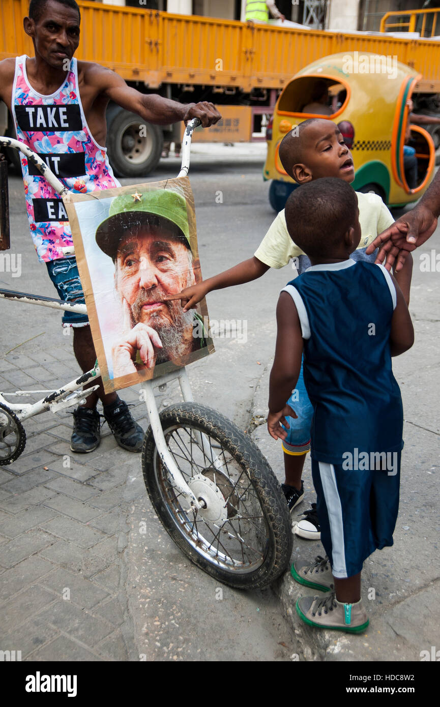 I ragazzi punto in foto di Fidel Castro la mattina che la sua morte era stata annunciata in Havana, Cuba Foto Stock