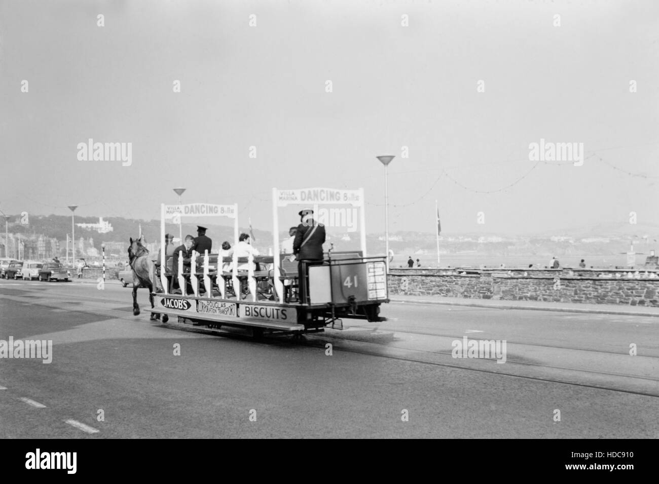 Anni sessanta vista di un cavallo e il tram che porta i turisti sul fronte mare in Douglas sull'Isola di Man. Foto Stock