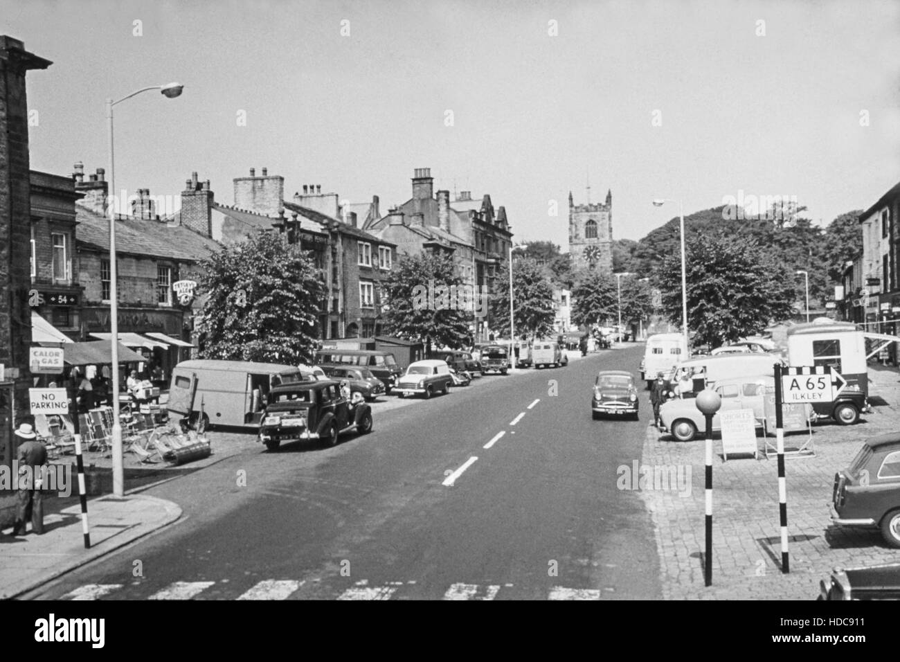 High Street, Skipton, nello Yorkshire, Inghilterra,. Foto scattata in agosto 1969. Mostra le automobili, i negozi e i segni dell'epoca. Foto Stock