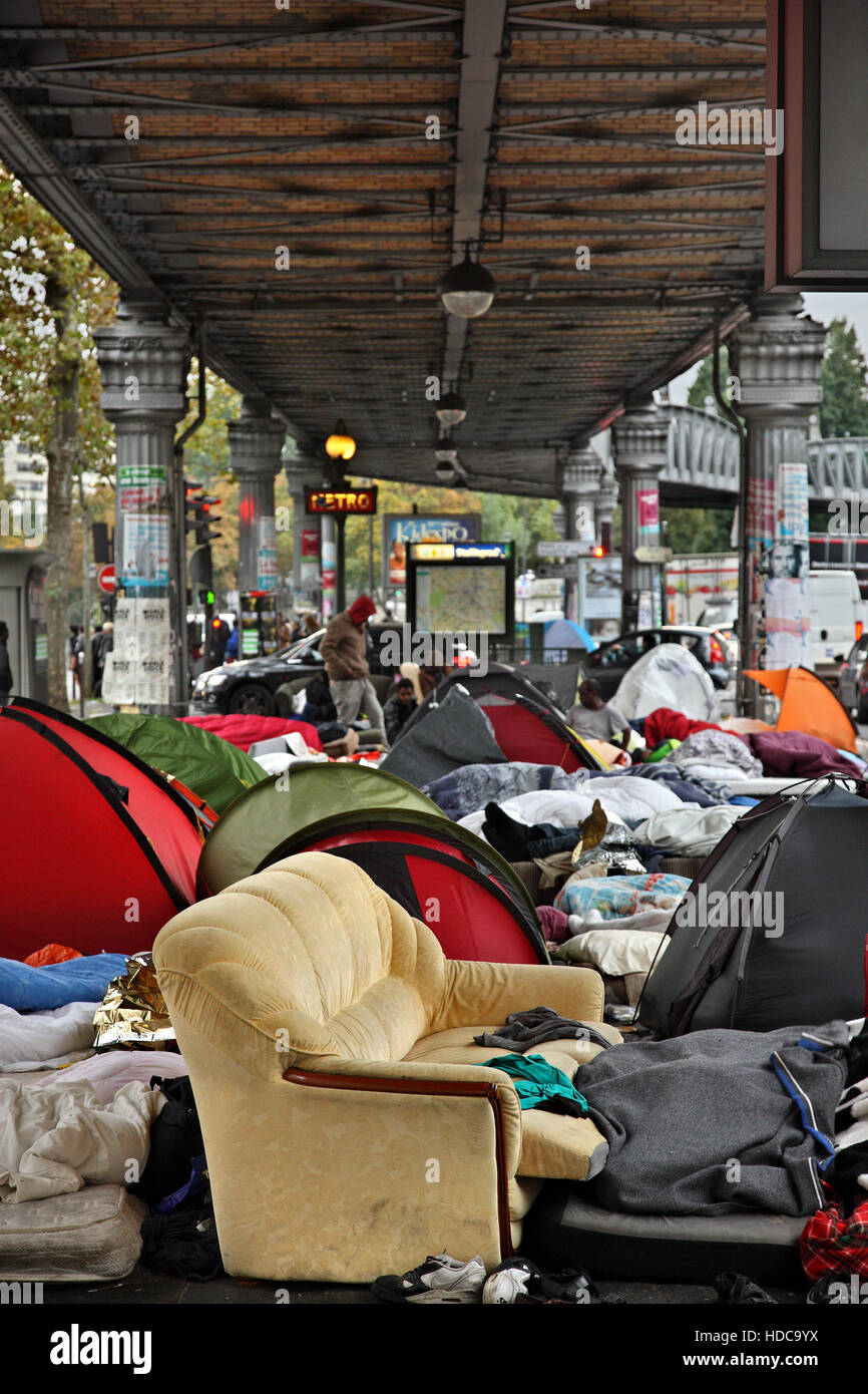 Rifugiato "camp' alla fermata Stalingrad,diciannovesimo arrondissement di Parigi, Francia. Foto Stock