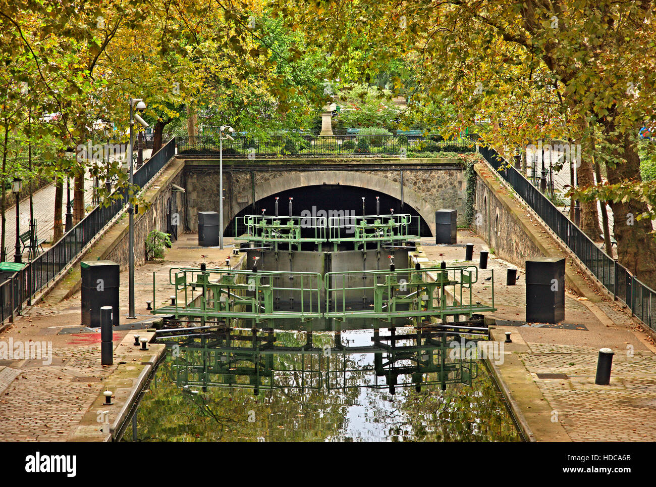 Al Canal Saint-Martin, Parigi, Francia Foto Stock