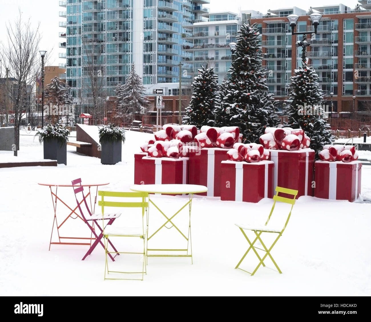 Mostra natalizia nella piazza innevata, East Village, Calgary Foto Stock