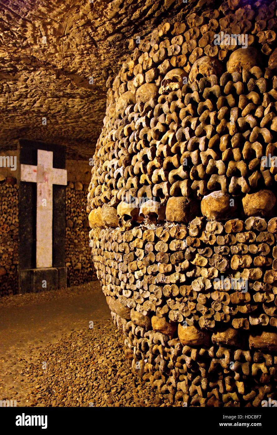 Nelle catacombe di Parigi, un enorme ossario in alcune miniere abbandonate in Montparnasse, Paris, Francia. Foto Stock