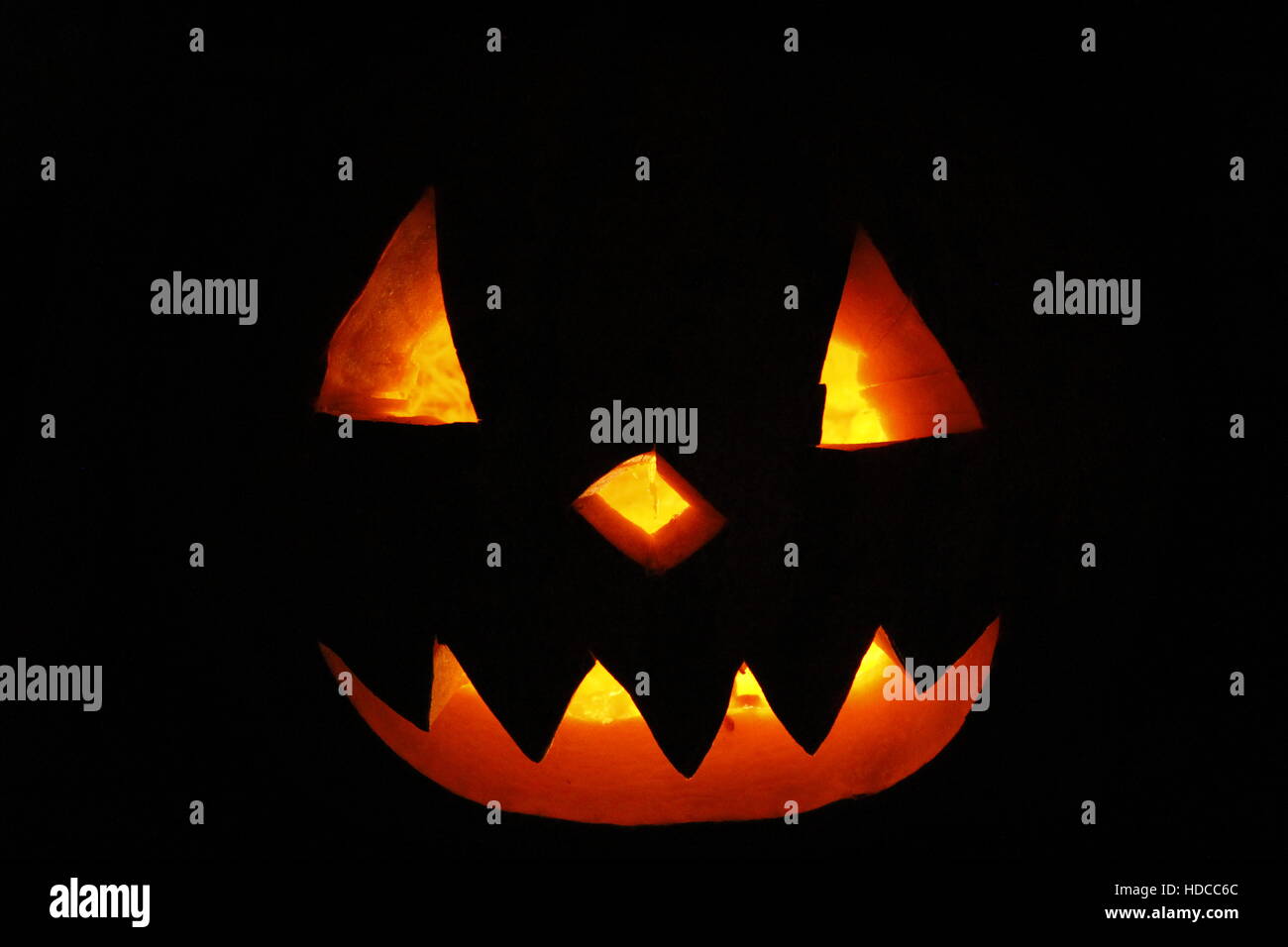 Scary ghost faccia incandescente su Halloween nelle tenebre Foto Stock