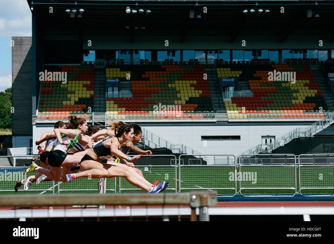Hurdlers femmina competere nel 100m ostacoli durante il regno unito donna atletica Campionato di Allianz Park, London, Regno Unito Foto Stock