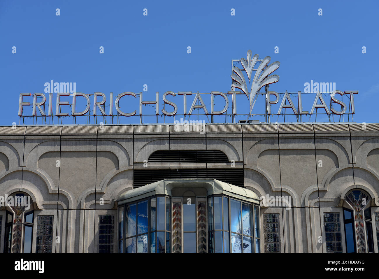 Friedrichstadtpalast, Friedrichstrasse, nel quartiere Mitte di Berlino, Deutschland Foto Stock