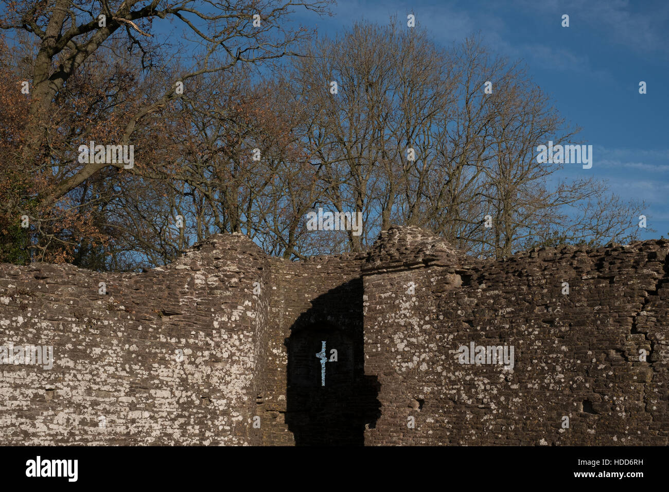 Croce freccia a forma di fessura sul castello di Gallese rovina. Foto Stock