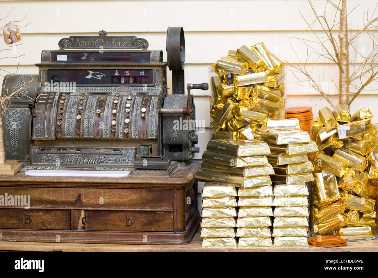 Una vecchia meccanica registro di cassa,1910 , realizzato dalla National Cash Register Azienda, oro e barrette di cioccolato Foto Stock