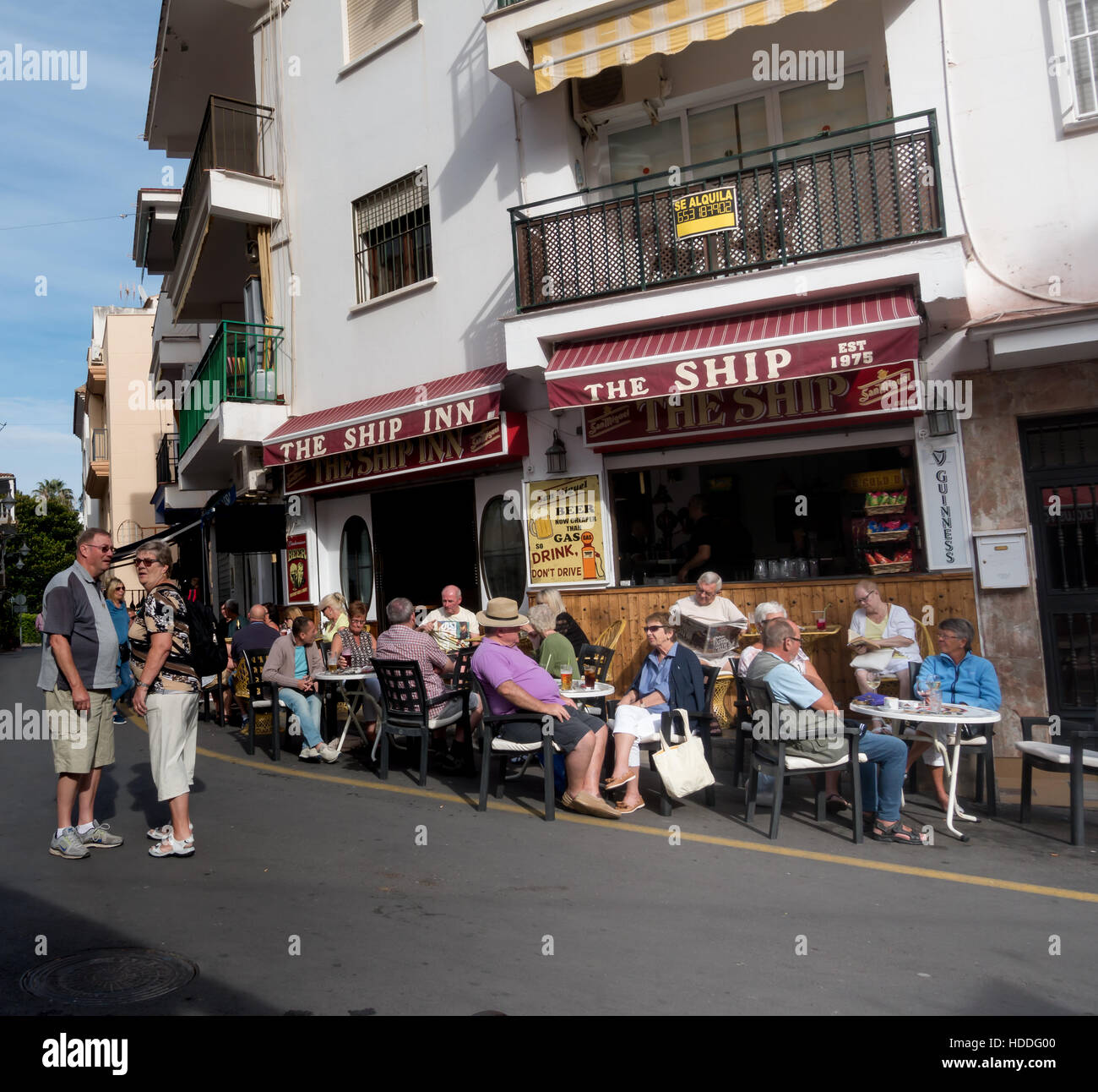 I turisti britannici e ex panetti godetevi un drink nel novembre sun a Torremolinos, Cota del Sol, Andalusia. Brexit Foto Stock