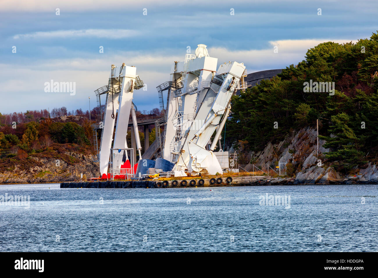 Grande gru del gantry nel porto di Stavanger, Norvegia. Foto Stock