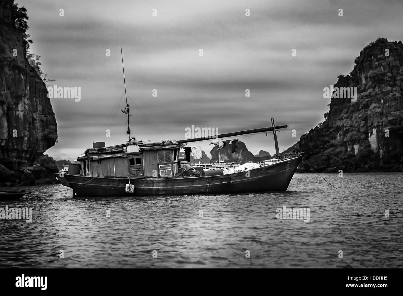 Vivere su case galleggianti e barche da pesca a Halong Bay, Vietnam Foto Stock