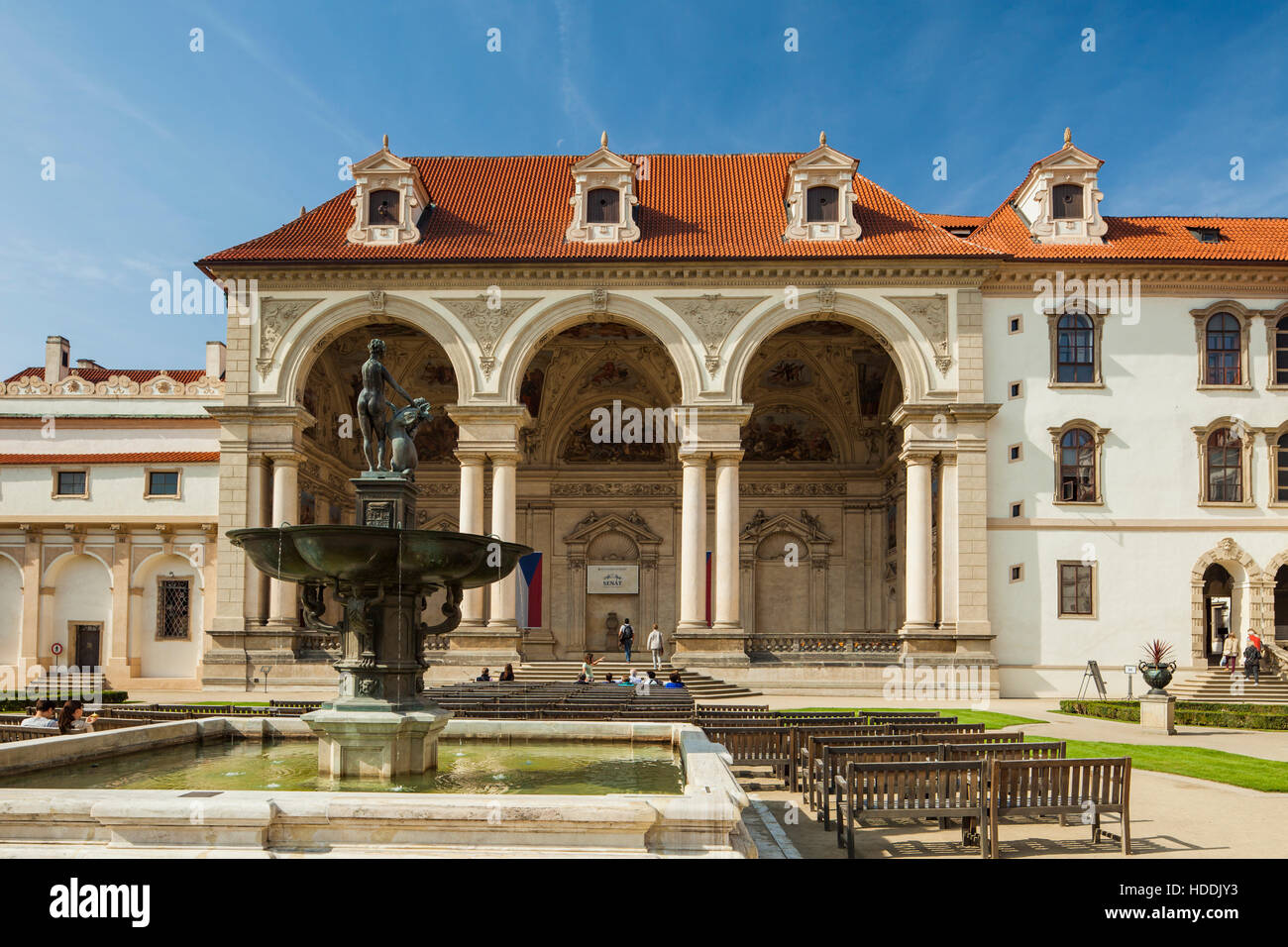 Giorni di autunno a Palazzo Wallenstein a Praga Cechia. Foto Stock