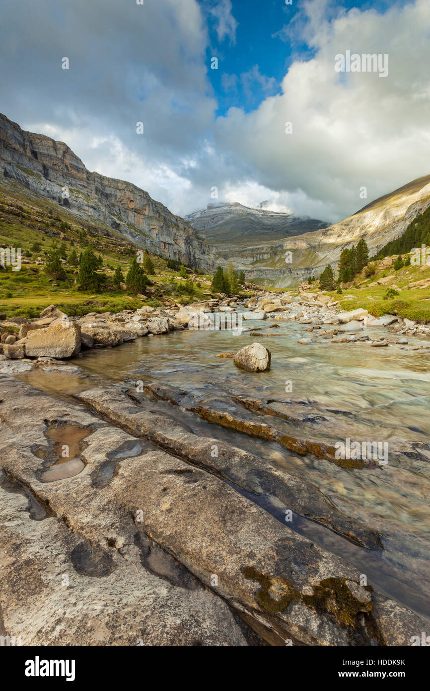 Pomeriggio autunnale sul fiume Arazas, Parco Nazionale di Ordesa y Monte Perdido, Huesca, Spagna. Pirenei. Foto Stock