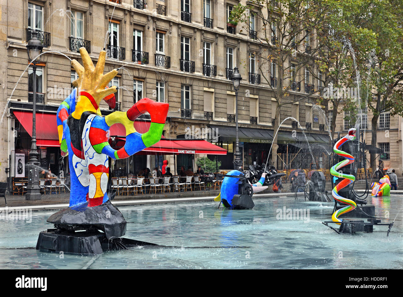 Scultura Moderna presso la fontana di Place Igor Stravinsky, fuori del centro Pompidou di Parigi Francia. Foto Stock