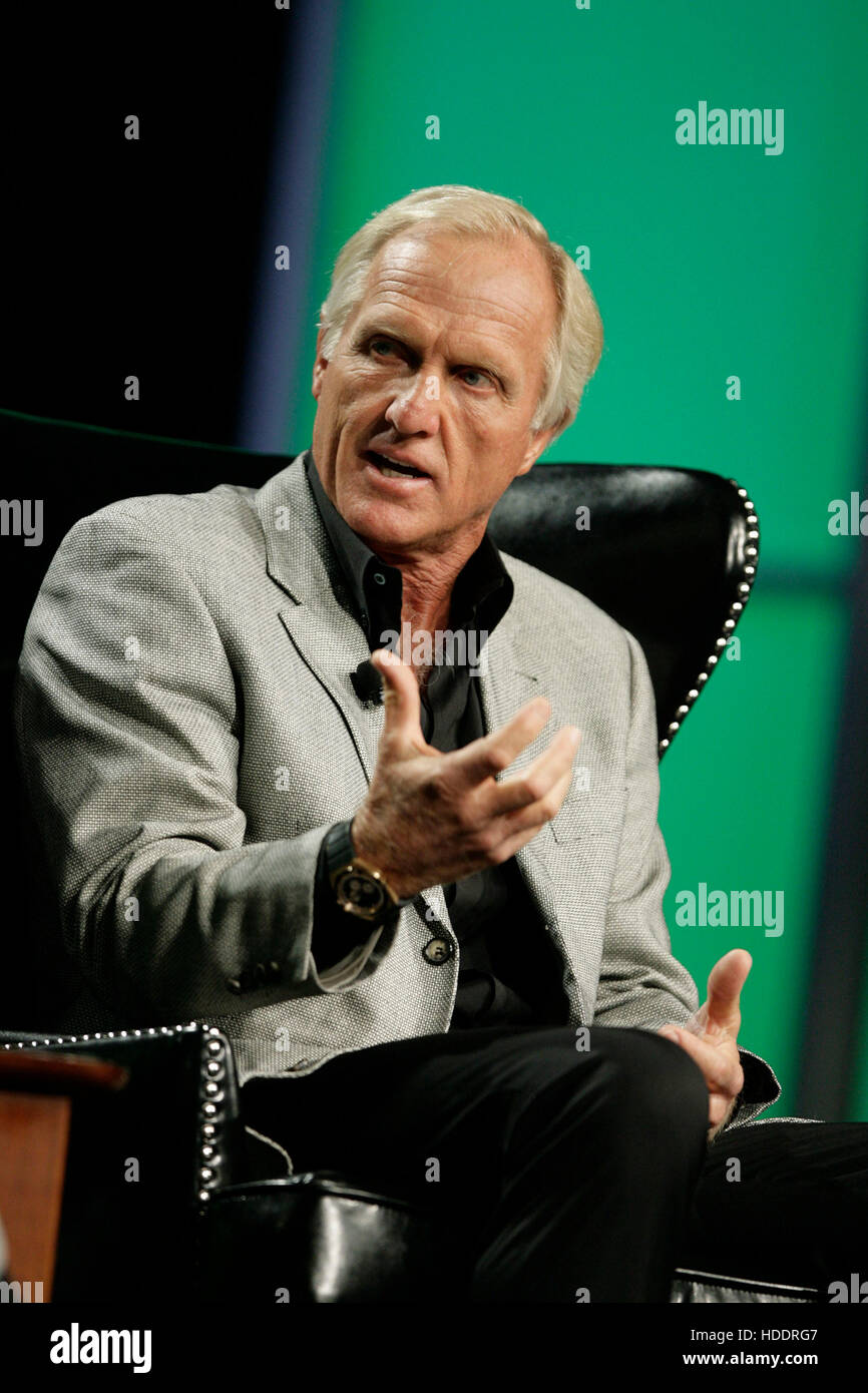 Professional Golfer Greg Norman, presidente e chief executive officer del grande squalo bianco Imprese, parla durante il 2010 Ernst & Young crescita strategica Forum in Palm Desert, California, il 11 novembre 2010. Foto di Francesco Specker Foto Stock