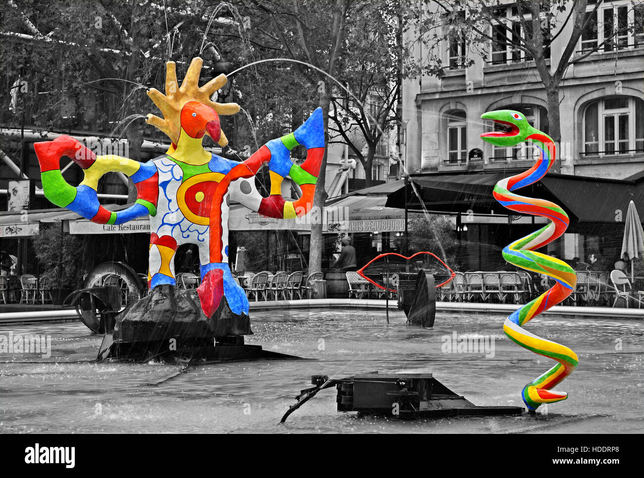 Scultura Moderna presso la fontana di Place Igor Stravinsky, fuori del centro Pompidou di Parigi Francia. Foto Stock