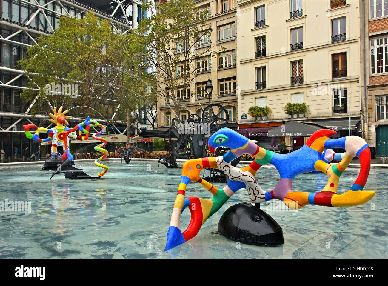 Scultura Moderna presso la fontana di Place Igor Stravinsky, fuori del centro Pompidou di Parigi Francia. Foto Stock