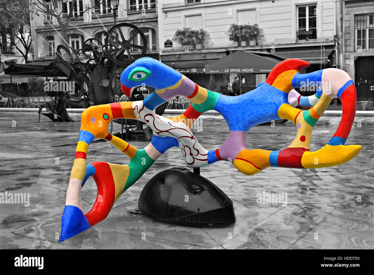 Scultura Moderna presso la fontana di Place Igor Stravinsky, fuori del centro Pompidou di Parigi Francia. Foto Stock