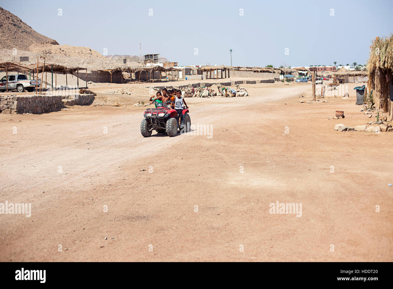 Egitto Sharm el sheikh - agosto 2016: gli egiziani bambini ride su di una moto quad. Deserto Foto Stock