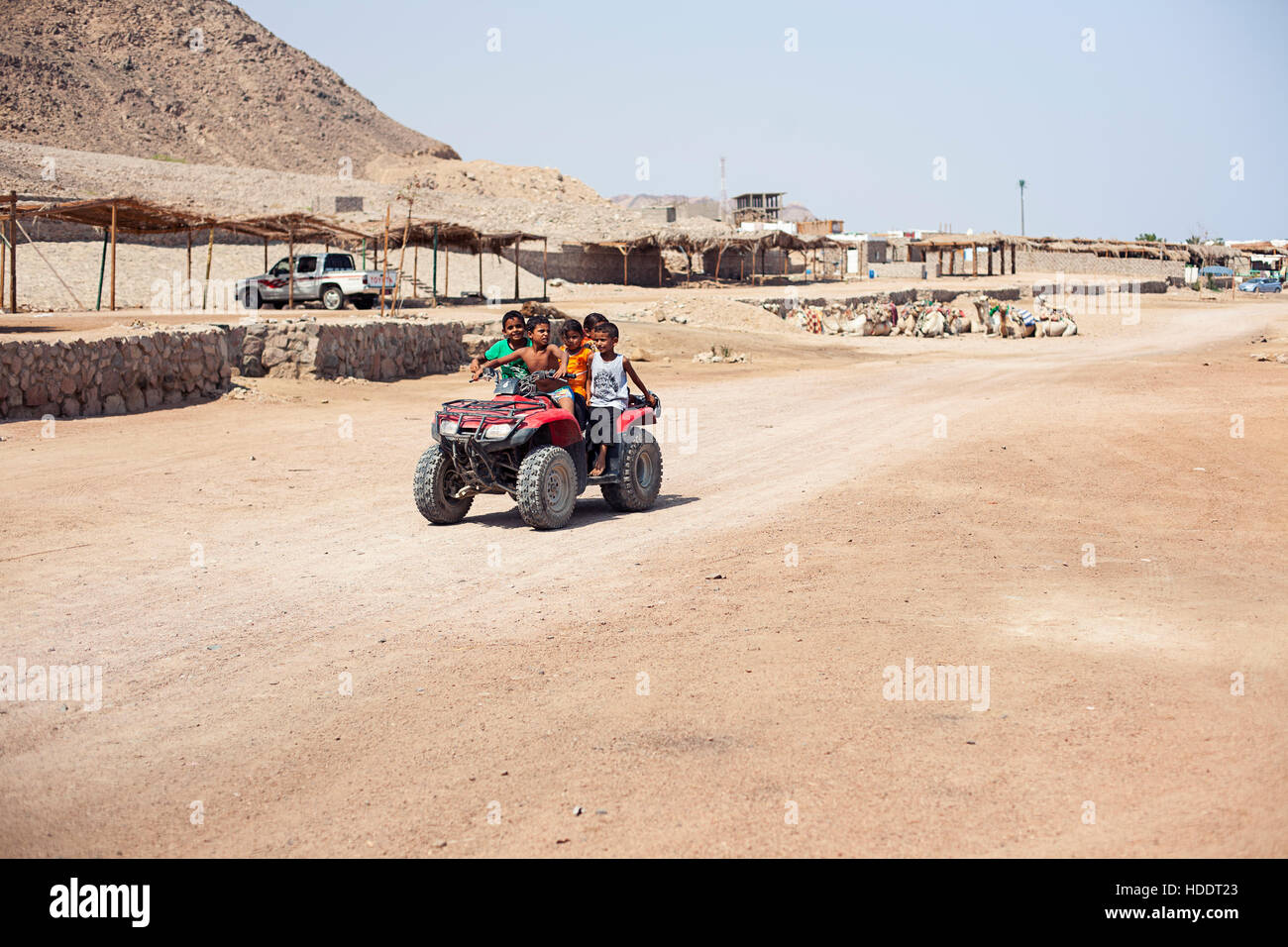 Egitto Sharm el sheikh - agosto 2016: gli egiziani bambini ride su di una moto quad. Deserto Foto Stock
