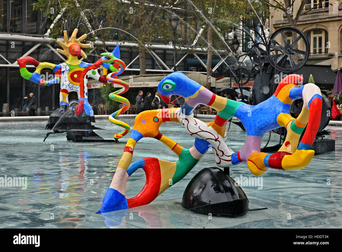 Scultura Moderna presso la fontana di Place Igor Stravinsky, fuori del centro Pompidou di Parigi Francia. Foto Stock
