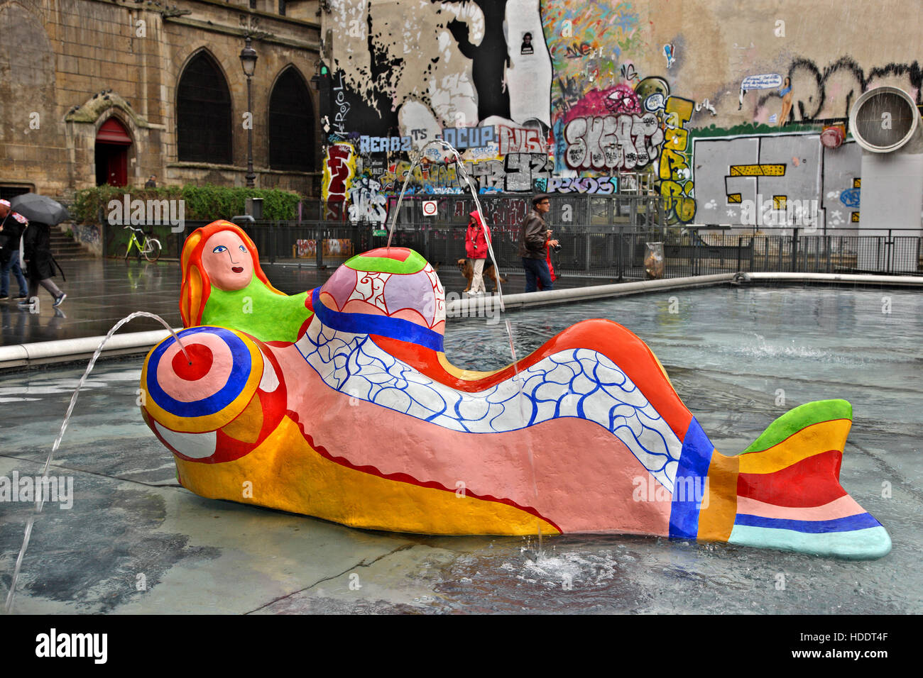 Scultura Moderna presso la fontana di Place Igor Stravinsky, fuori del centro Pompidou di Parigi Francia. Foto Stock