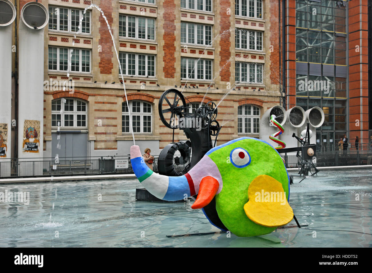Scultura Moderna presso la fontana di Place Igor Stravinsky, fuori del centro Pompidou di Parigi Francia. Foto Stock