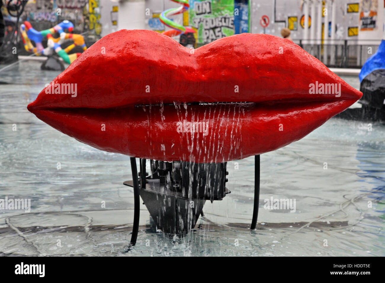 Scultura Moderna presso la fontana di Place Igor Stravinsky, fuori del centro Pompidou di Parigi Francia. Foto Stock
