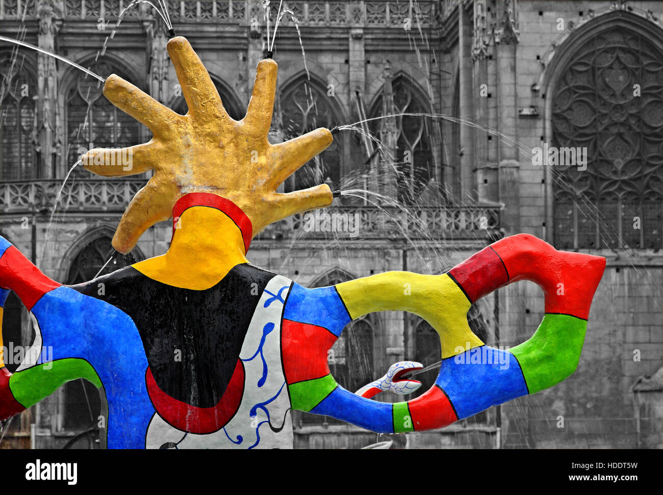 Scultura Moderna presso la fontana di Place Igor Stravinsky, fuori del centro Pompidou di Parigi Francia. Foto Stock