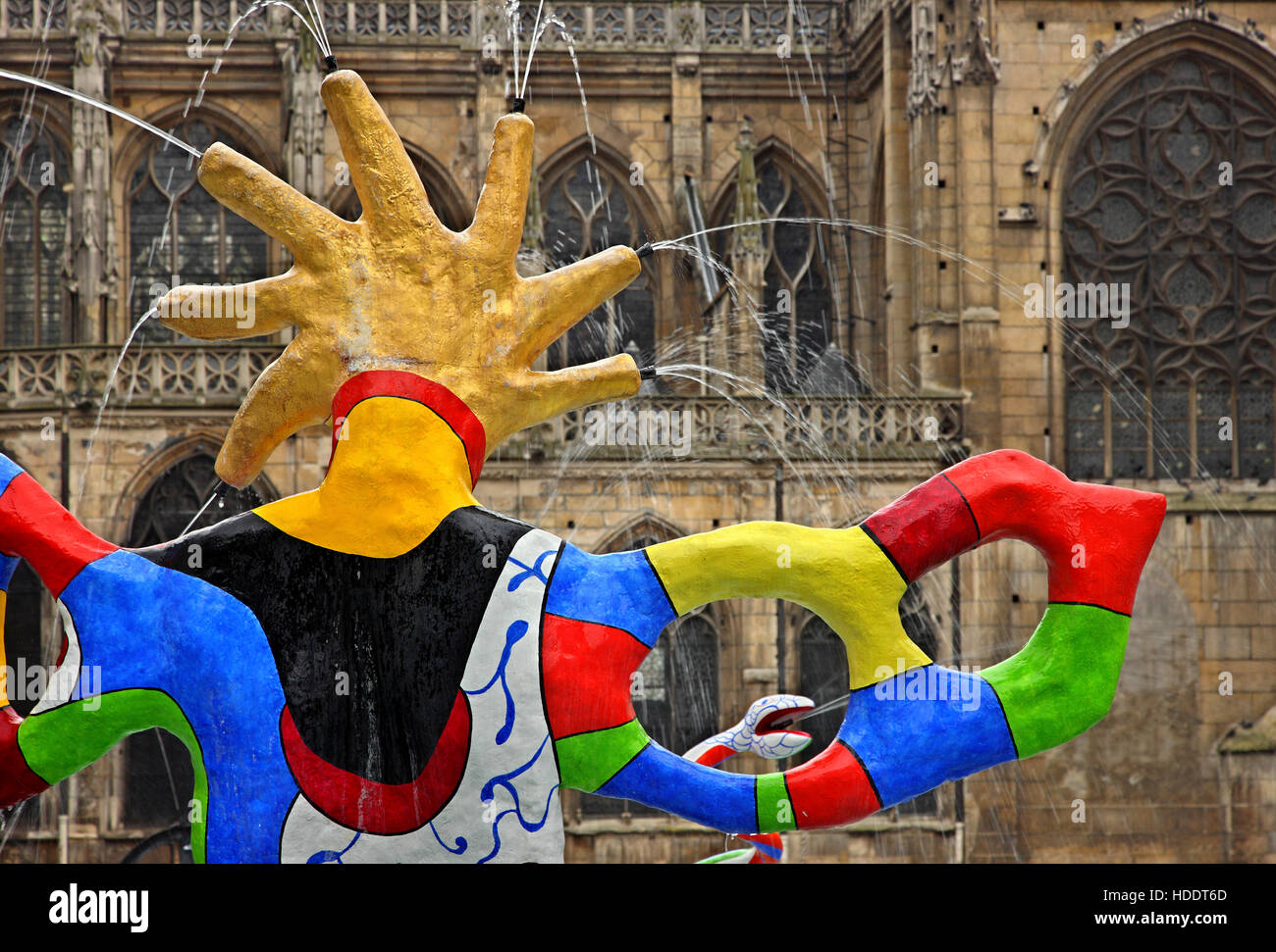 Scultura Moderna presso la fontana di Place Igor Stravinsky, fuori del centro Pompidou di Parigi Francia. Foto Stock